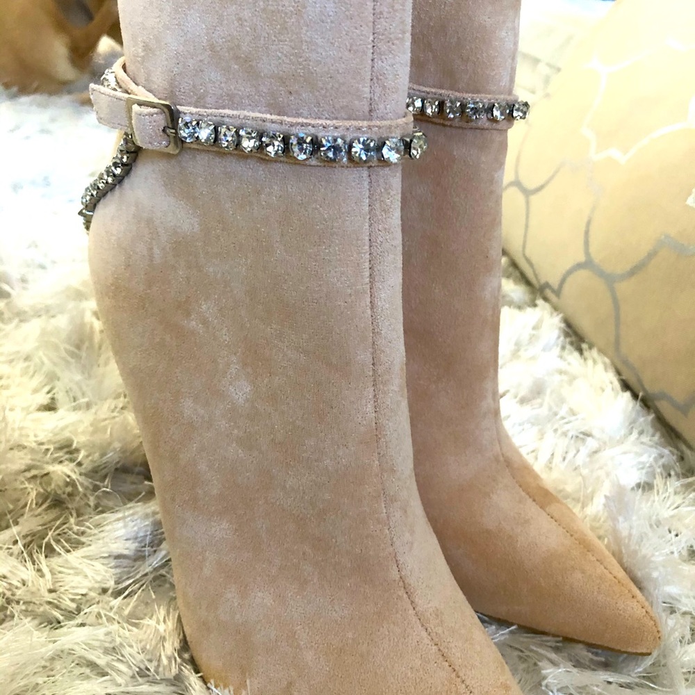 Absolutely Beautiful women fashion Nova Boots .